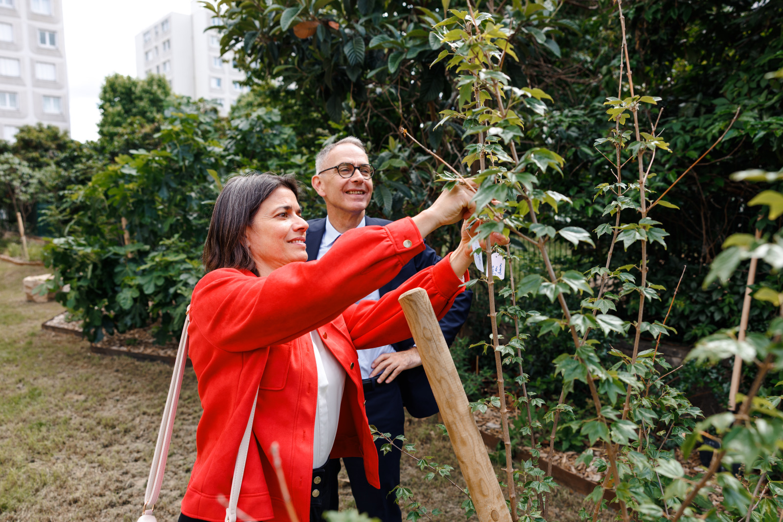 Deux personnes près des plantations de la résidence Benoît Bernard à Lyon