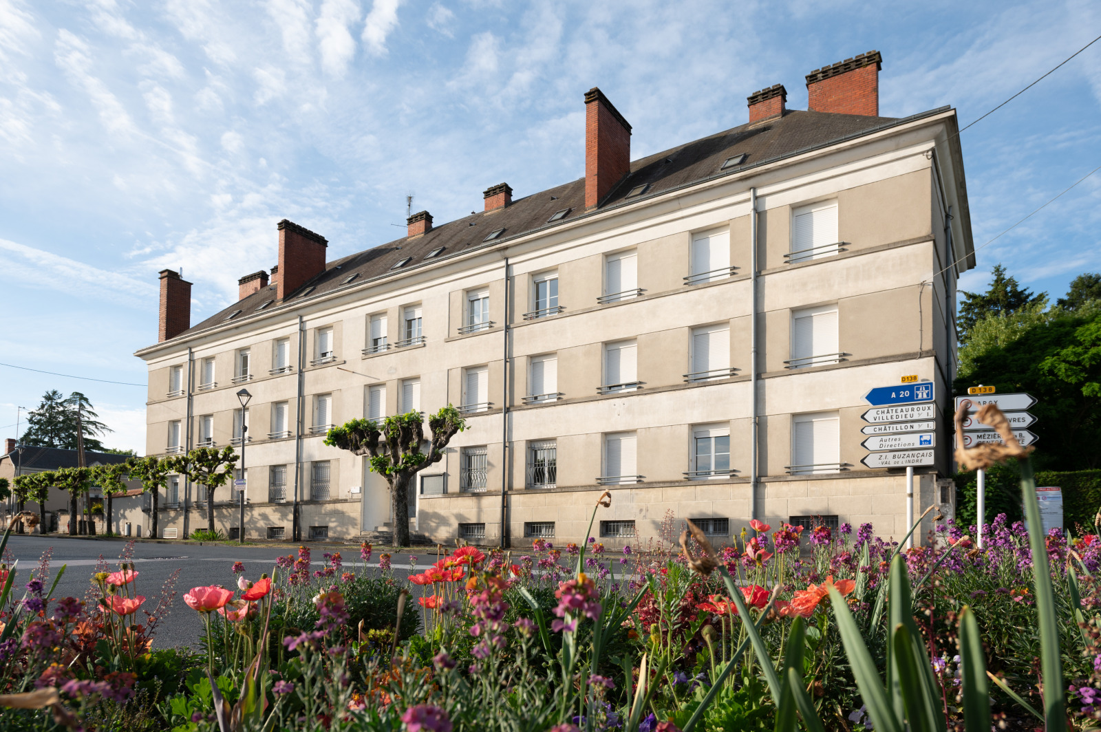 Jardin fleuri devant le CADA de Buzançais