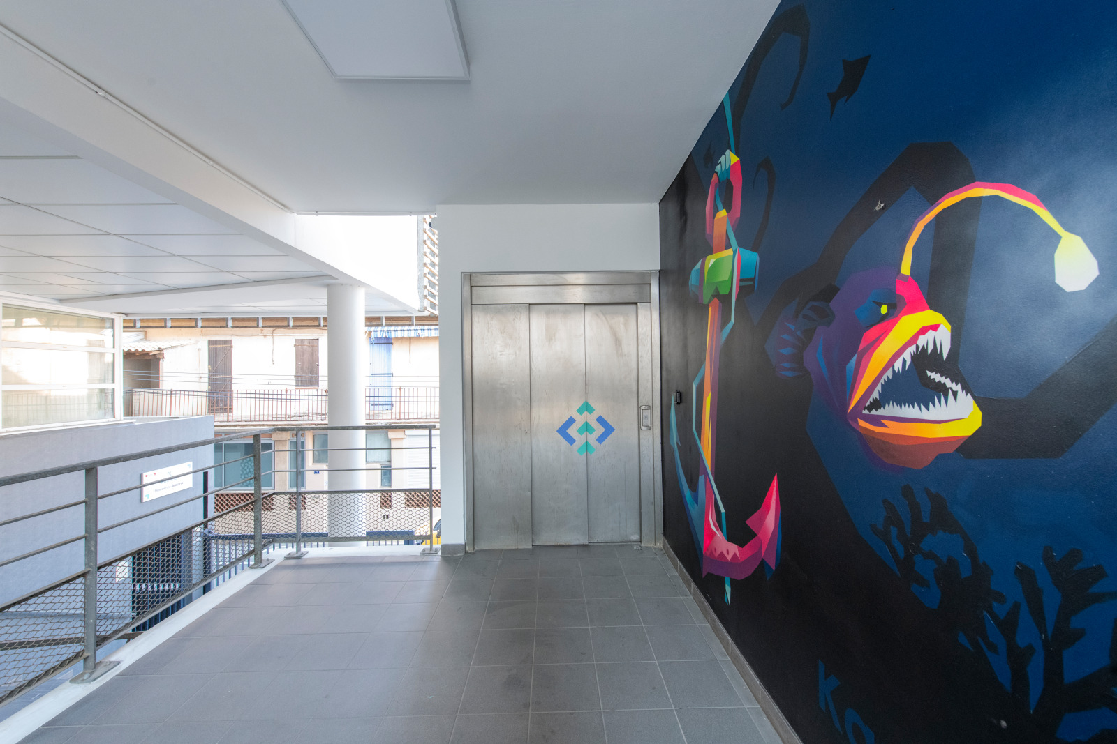 Coursive et fresque colorée de la résidence Kamino