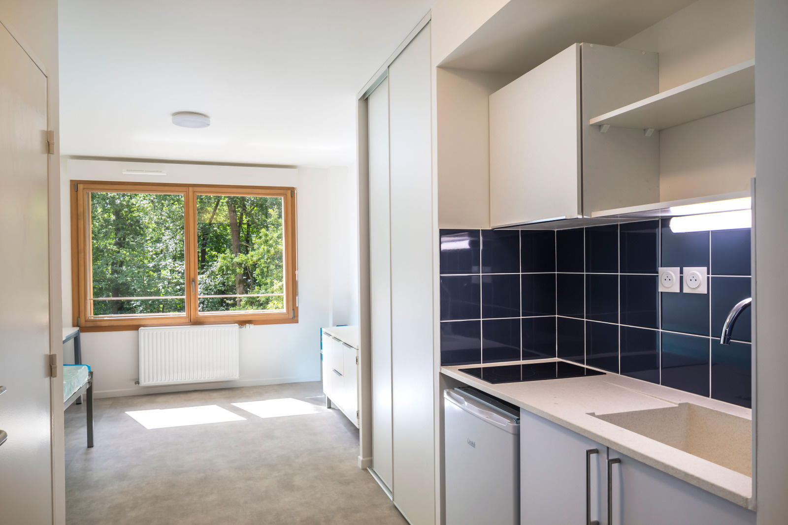 Cuisine et pièce de vie d’un logement de la résidence Bois Robert à Versailles