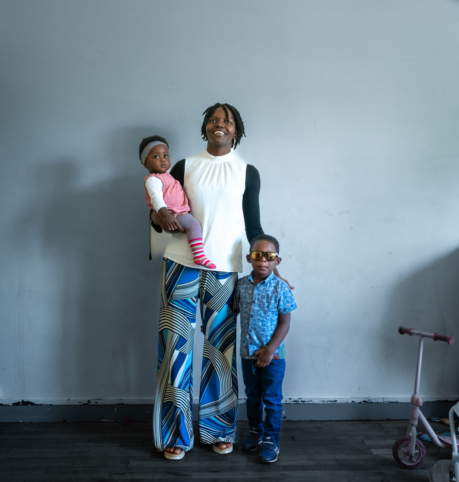 Une mère et ses deux enfants dans leur logement au CADA de Buzançais
